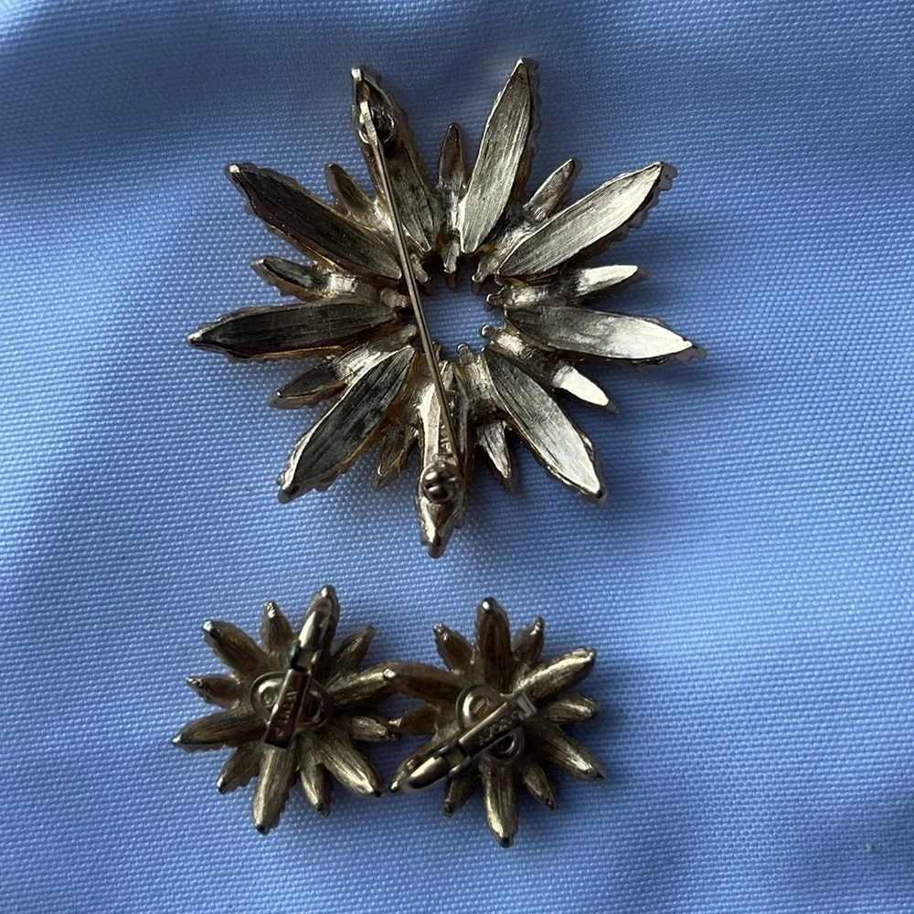 Vintage sunburst signed Avon brushed gold Brooch & Earrings Set! - Picture 2 of 2